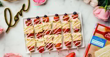 Brochettes de Gâteau aux Fraises de la Saint-Valentin