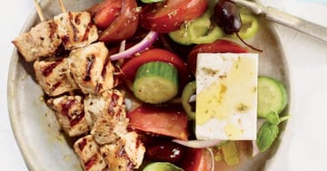 Brochettes de Porc Souvlaki et Salade Grecque