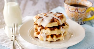 Brioches à la Cannelle au Gaufrier avec Glaçage au Fromage à la Crème