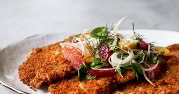 Escalope de Porc Panée Croustillante avec Salade D'agrumes