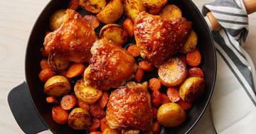 Cuisses de Poulet Poêlées, Glacées avec un Mélange de Miel, de Sriracha et D'ail