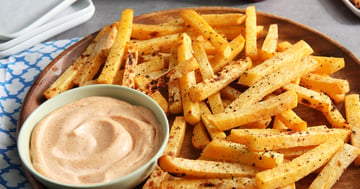 Frites de Rutabaga Cuites à la Friteuse à Air Chaud avec Mayonnaise à la Lime et au Piment Chipotle