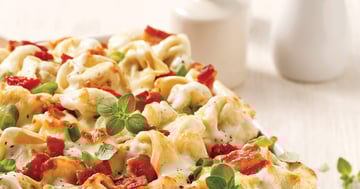 Gratin de Tortellinis au Bacon et Oignons Verts, Sauce au Fromage