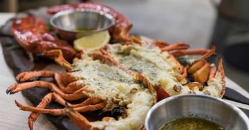 HOMARDS AU BEURRE À L'AIL SUR BBQ