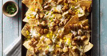 NACHOS DE POULET AU FOUR AVEC SAUCE À LA TOMATILLE (TOMATE VERTE DU MEXIQUE)