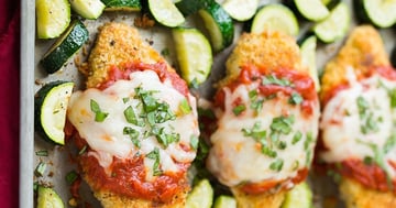 Poulet Parmesan Simple et Savoureuse Cuit au Four avec des Courgettes