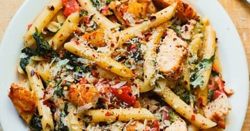 Pâtes au Poulet et Bacon avec une Sauce Crémeuse à L’ail