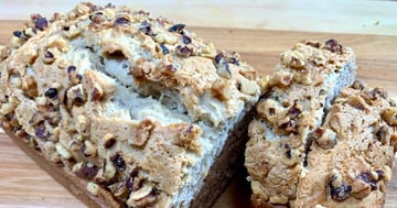 Pain aux Bananes Parsemé de Noix de Grenoble