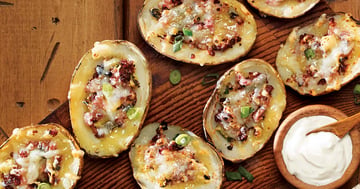 PELURES DE POMMES DE TERRE À LA VIANDE FUMÉE