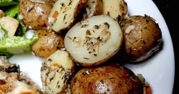 POMMES DE TERRE GRELOT AU BEURRE D'AIL ET FINES HERBES