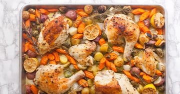 Poulet au Citron et aux Légumes dans une Plaque à Pâtisserie