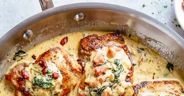 Cuisses de Poulet Crémeuses de Dijon au Bacon et aux Épinards