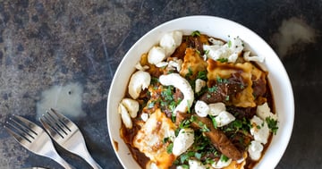 Ravioli au Bœuf Braisé, aux Champignons, Sirop D’érable, et Fromage en Grains