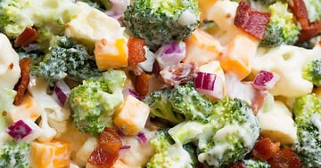 Salade de Brocoli, Chou-fleur et... Bacon, Arrosée d'une Savoureuse Vinaigrette au Yogourt Grec