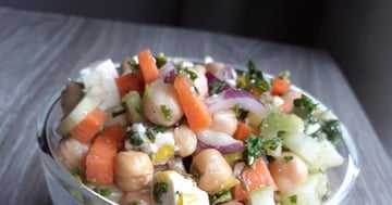 Salade de Pois Chiches, Concombre et Herbes Fraîches