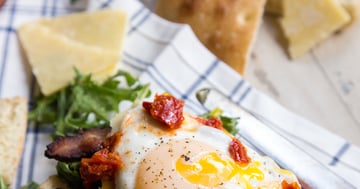 Sandwich Déjeuner Oeuf Bacon et Roquette sur Pain Ciabatta