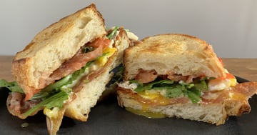 Sandwich Déjeuner Oeuf, Prosciutto et Fromage Brie