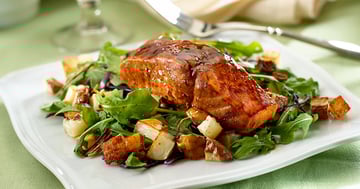 Saumon à L’érable-balsamique avec Pommes de Terre Rôties et Roque