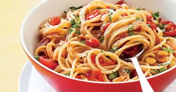 Spaghettis à la Pancetta aux Tomates Cerises et au Basilic