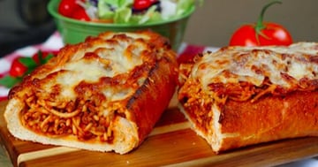 Top Bouffe-réconfort du Pain à L’ail Farci au Spaghetti!
