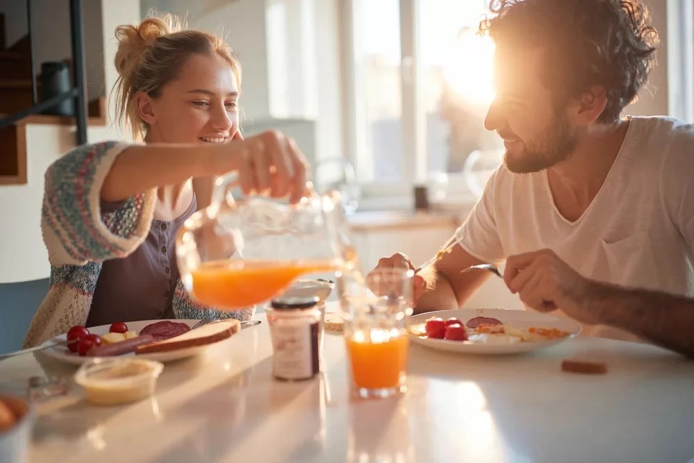 Couple qui d&eacute;jeune