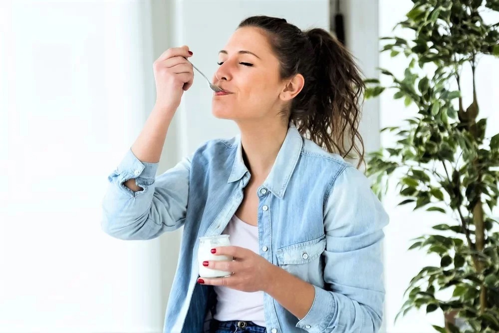 Femme qui mange du Yaourt