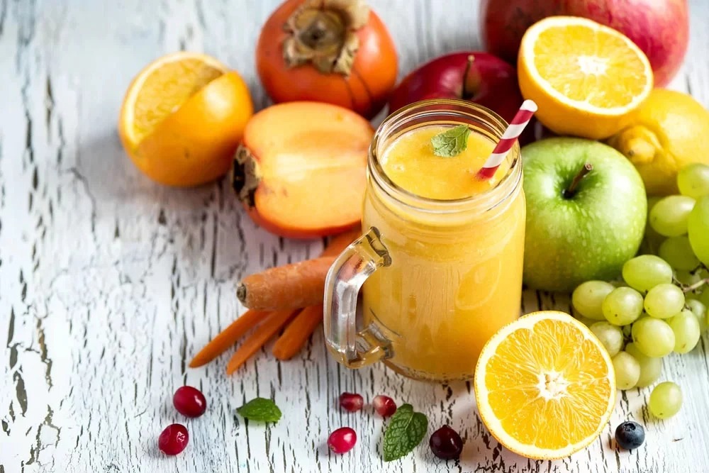 Verre de jus avec des fruits