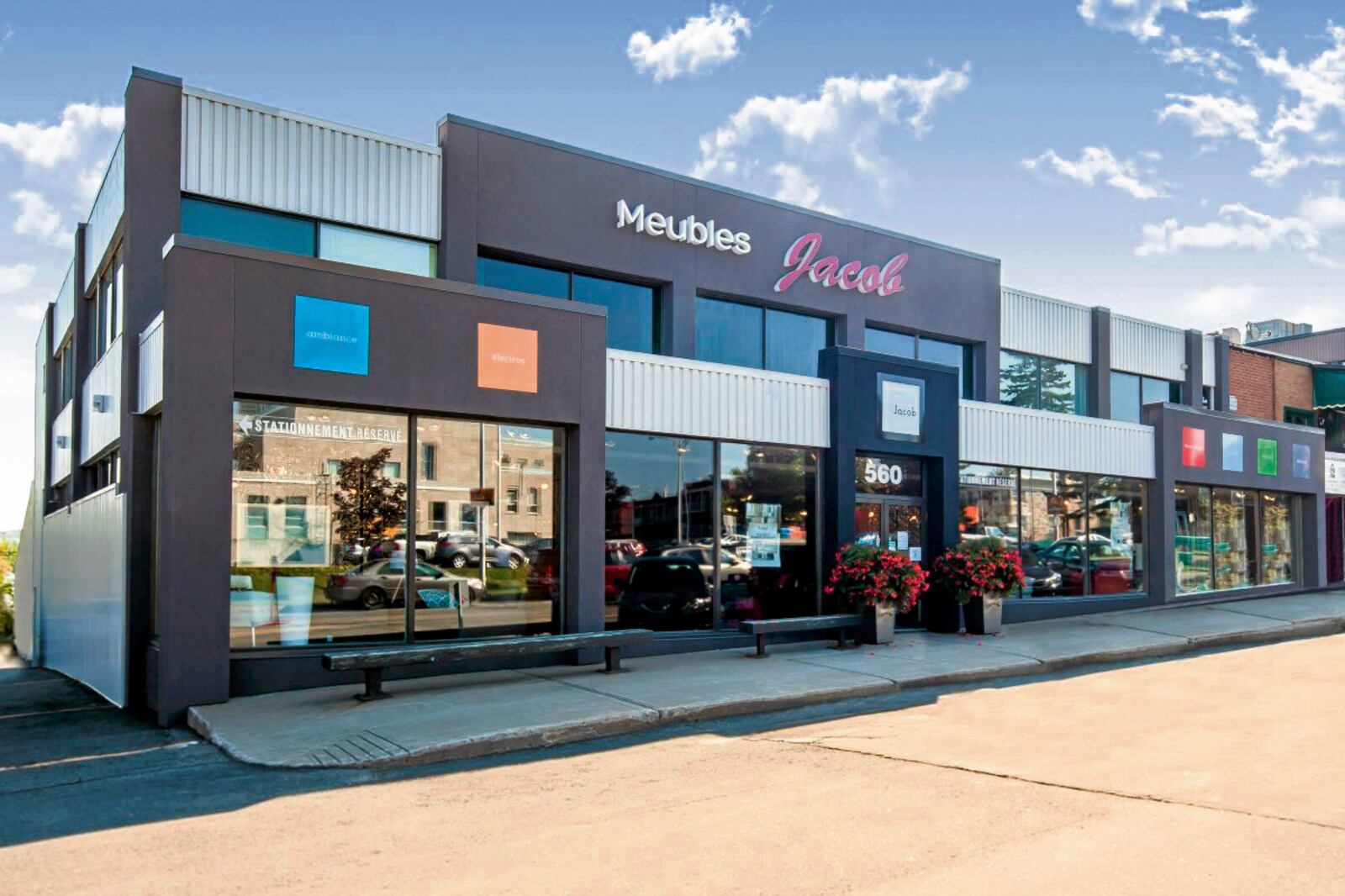 Devanture du magasin Meubles Jacob, avec ses grandes vitrines modernes et son enseigne emblématique.