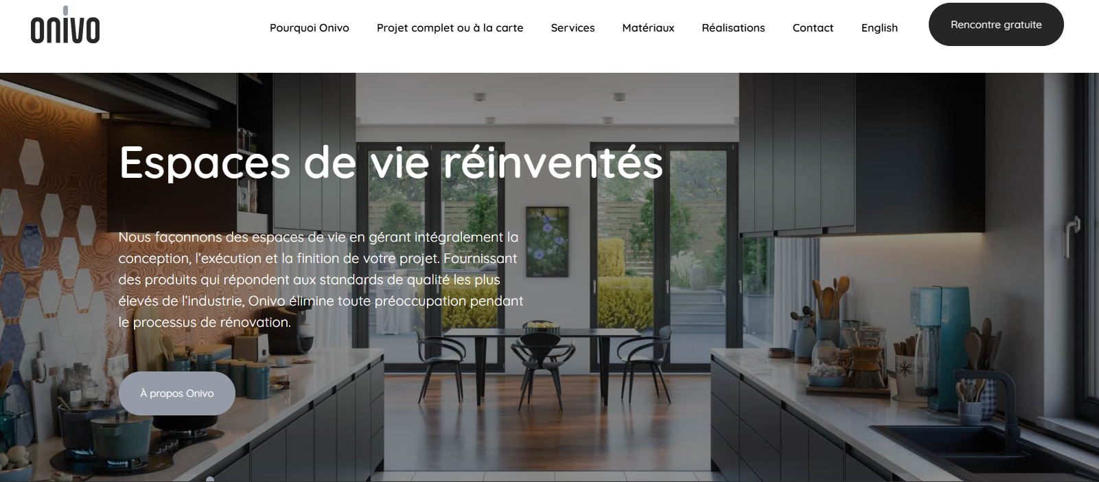 Page d’accueil du site Onivo présentant une cuisine moderne avec un grand îlot central, des armoires sombres, un mur décoratif en carreaux hexagonaux et une grande baie vitrée donnant sur un jardin.
