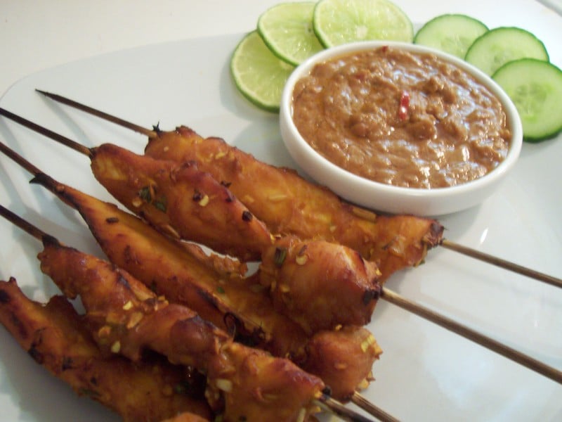 Brochettes de poulet satay et légumes grillés