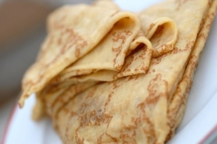 Pâte à crèpes moelleuse riche en oeufs : Recette de Pâte à crèpes