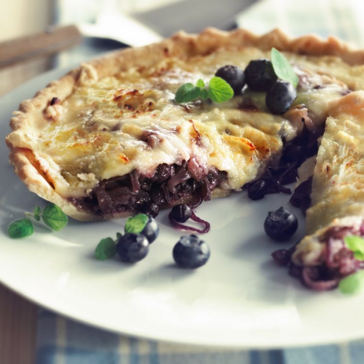 TARTE AUX OIGNONS ROUGES, AUX BLEUETS ET AU BENEDICTUS