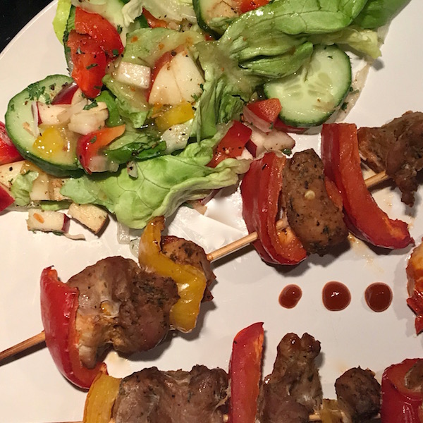 Brochettes de Porc et Salade 1