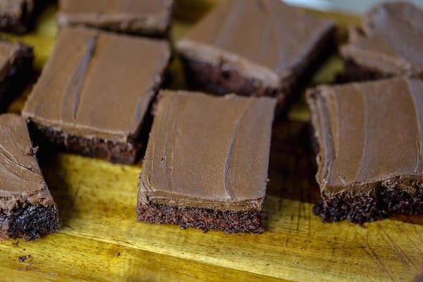 Brownies aux Zucchinis Moelleux, Pépites de Chocolat et Glaçage au Fudge 1