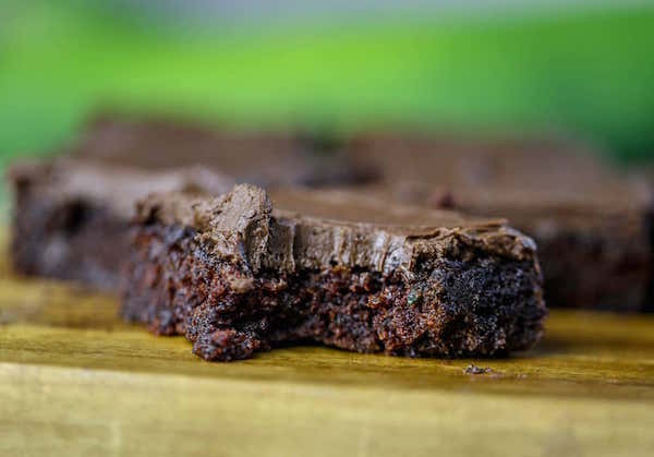 Brownies aux Zucchinis Moelleux, Pépites de Chocolat et Glaçage au Fudge 2