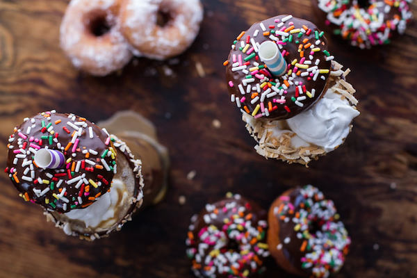 Café Glacé à la Noix de Coco avec des Beignets de Chocolat Glacé au Chocolat 2