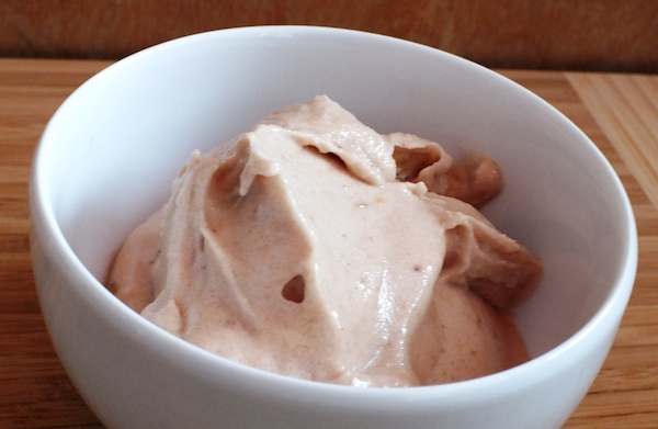 Creme glacee de bananes avec coulis de fraises du quebec 1 Creme glacee de bananes avec coulis de fraises du quebec 1