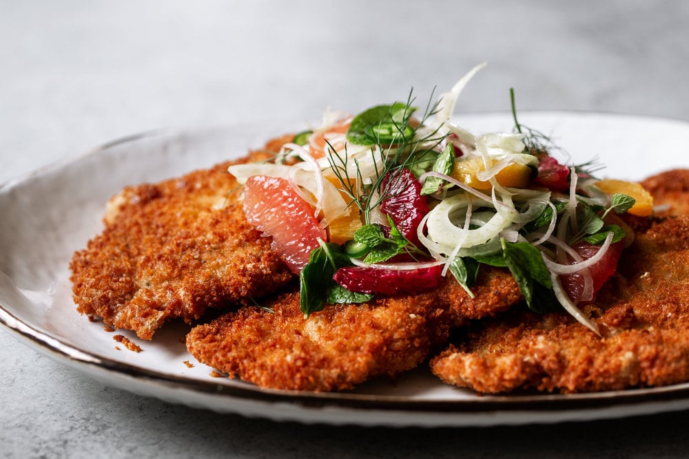 Escalope de Porc Panée Croustillante avec Salade D'agrumes