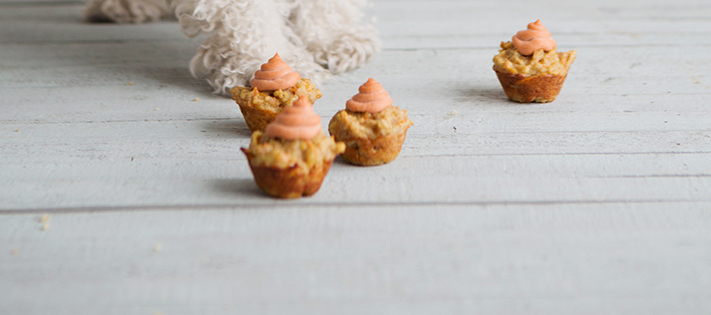 CUPCAKES POUR CHIENS AU POULET, AUX CAROTTES, À LA BANANE & GLAÇAGE AUX ARACHIDES CUPCAKES POUR CHIENS AU POULET, AUX CAROTTES, À LA BANANE & GLAÇAGE AUX ARACHIDES
