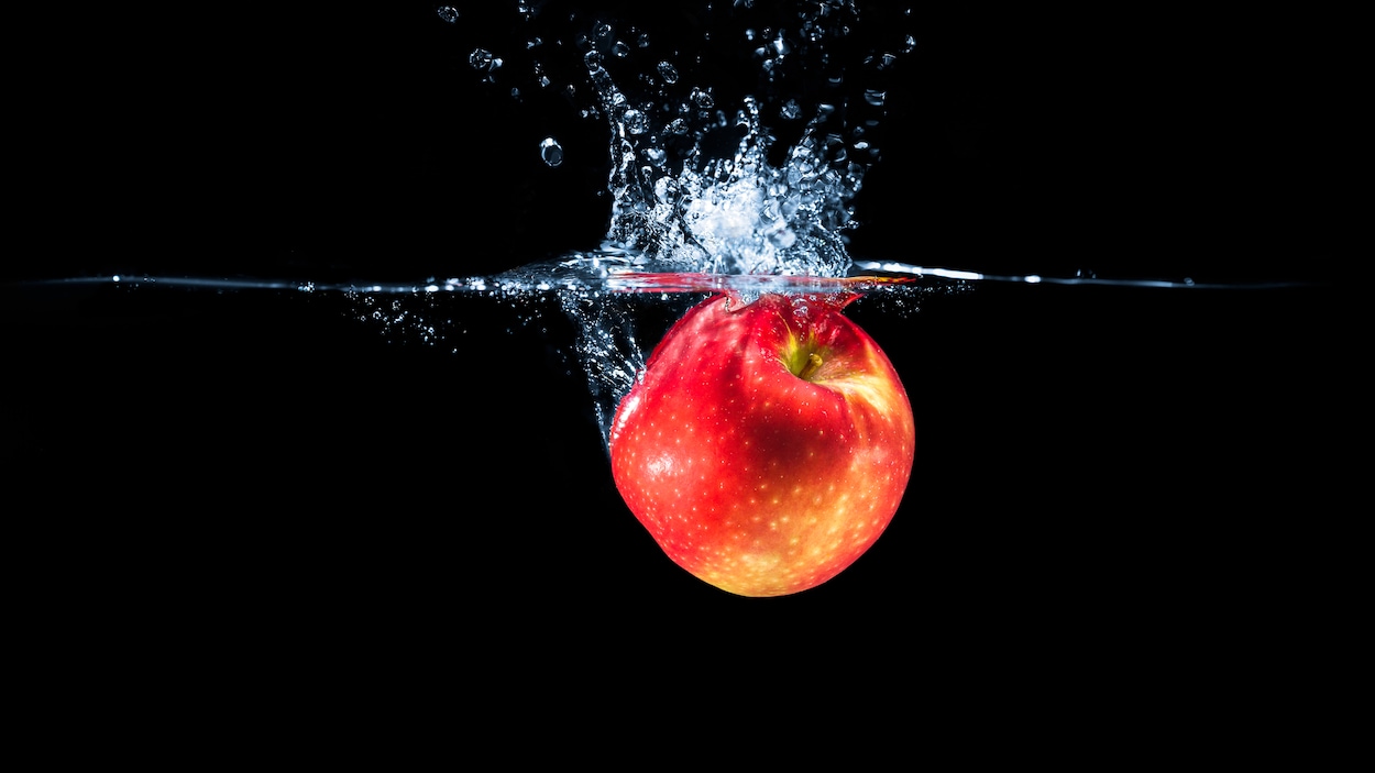 De l'eau et du Bicarbonate de Soude, la Meilleure Façon de Laver une Pomme