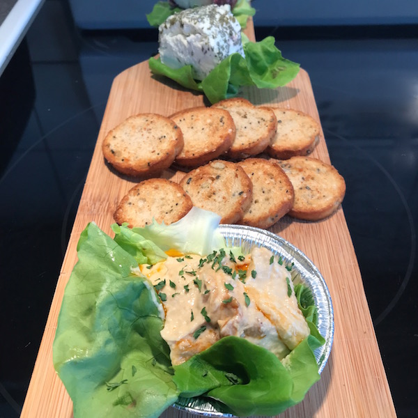 Entrée de Fromage de Chèvre et de Humus 1