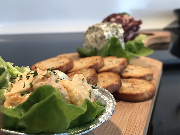 Entrée de Fromage de Chèvre et de Humus 6