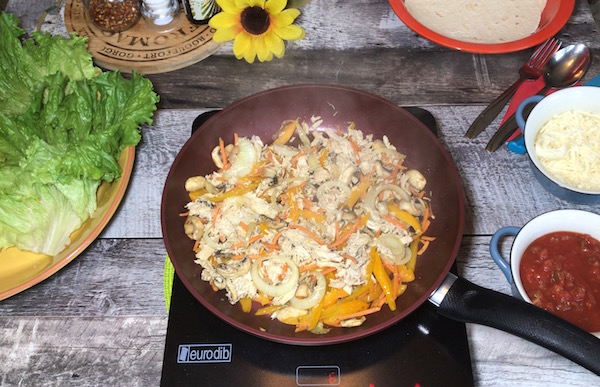 Fajitas au Poulet et Légumes Sautés