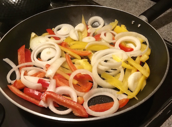 Fajitas Poulet Légumes dans sauce BBQ et Shiracha 1