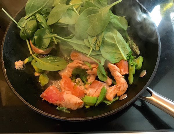 Filet de Saumon sur Lit de Légumes Verts