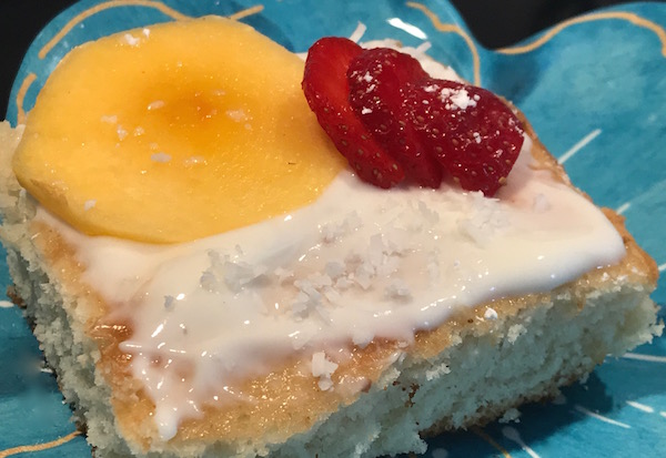 Gâteau à la Vanille Garni de Yogourt et Fruits 1