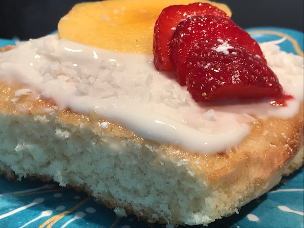 Gâteau à la Vanille Garni de Yogourt et Fruits 1