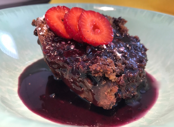 Gâteau au Chocolat et Salade de Fruits et Coulis de Bleuets
