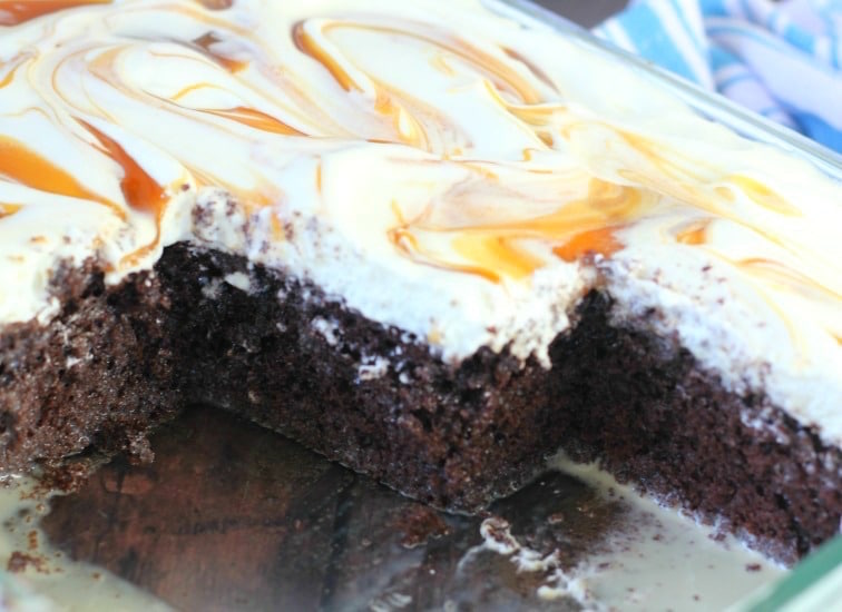 Gâteau Jaune au Beurre Fourré d'un Pudding à la Vanille Française et Givré de Chocolat Riche 1