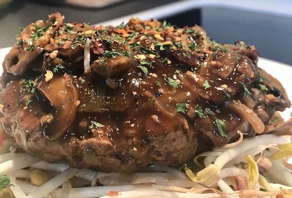 Hamburger Steak sur un Lit de Fèves Germées 2